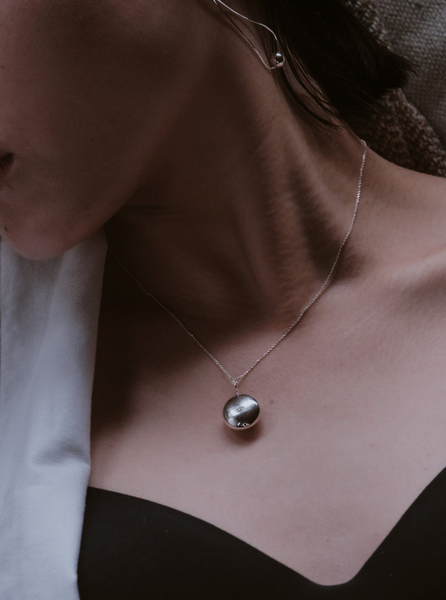 Round motif silver necklace