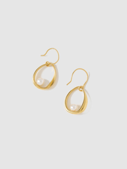 Pearl in oval ring gold piercing