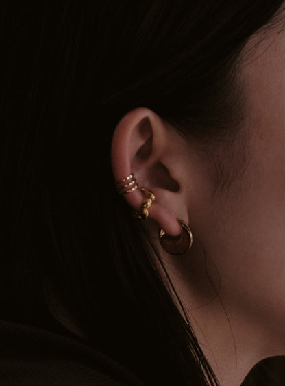 Oval connected ear cuff